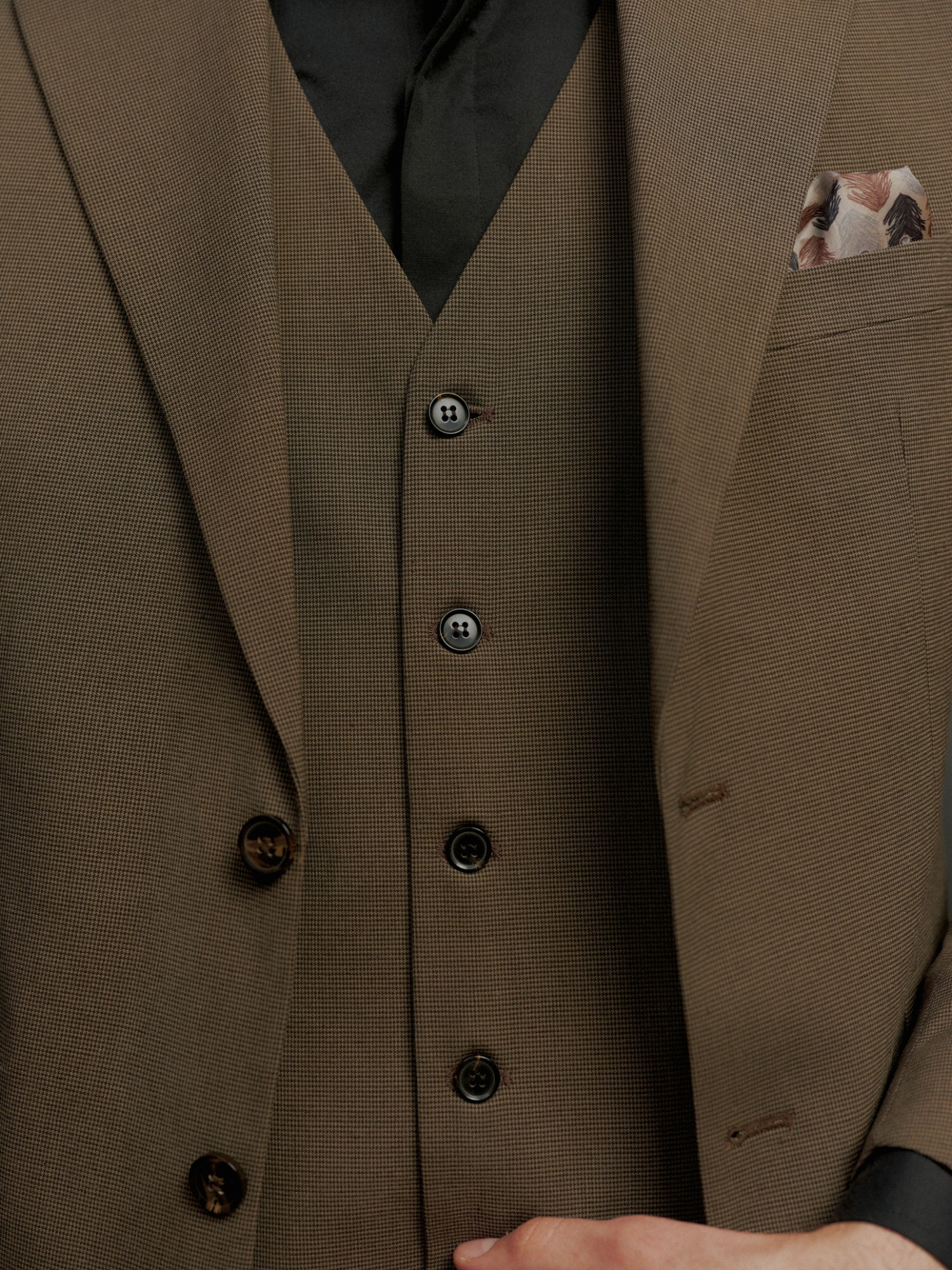 Класичний костюм у мілку «лапку»